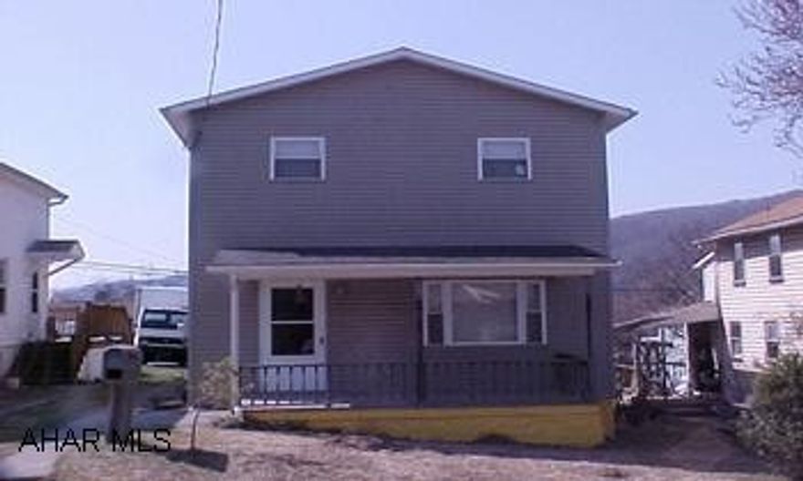 Nice 3 Bedroom, (Master Bedroom W / Large Walk-In Closet), 2 Bath home, open floor plan, family room, modern kitchen & bath, newer furnace & roof, detached garage.  Rt 36 to Roaring Springs, right at Kelly's cars, go 4 blocks, right on Cherry, home on left.  #J-967