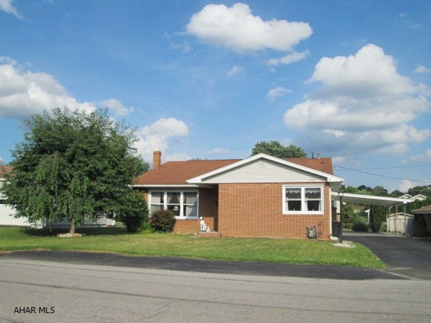 Eldorado contemporary with updated kitchen, 3 bedrooms and great lower level family room. The 1st floor has hardwood floors, living room with vaulted ceiling and open hall way to 2nd floor. The finished lower level family  room comes complete with bar and large TV/ Don't miss this one of a kind home in a great neighborhood.