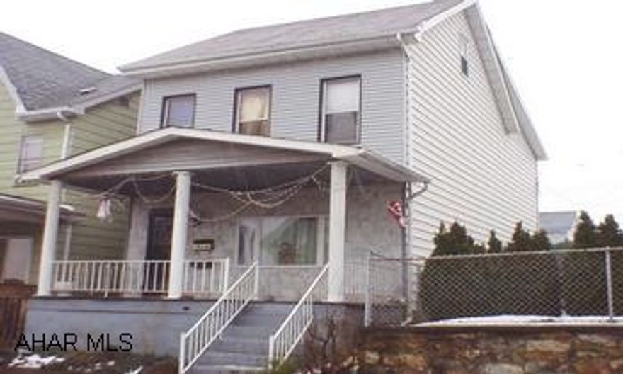 Vinyl siding, shingled roof, 1st floor laundry, off-street parking. Needs interior TLC. Vinyl siding, shingled roof, 1st floor laundry, off-street parking. Needs interior TLC.