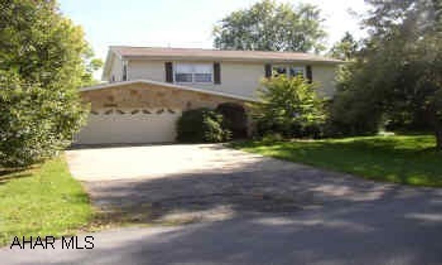 WELL MAINTAINED AND VERY SPACIOUS.  NEWER HOT WATER FURNACE.  REC RM/FAMILY ROOM PLUS LIBRARY ON LOWER LEVEL.  150X150 LEVEL LOT.  HOT WATER AND RADIENT HEAT/ELECTRIC (ON SECOND FLOOR).