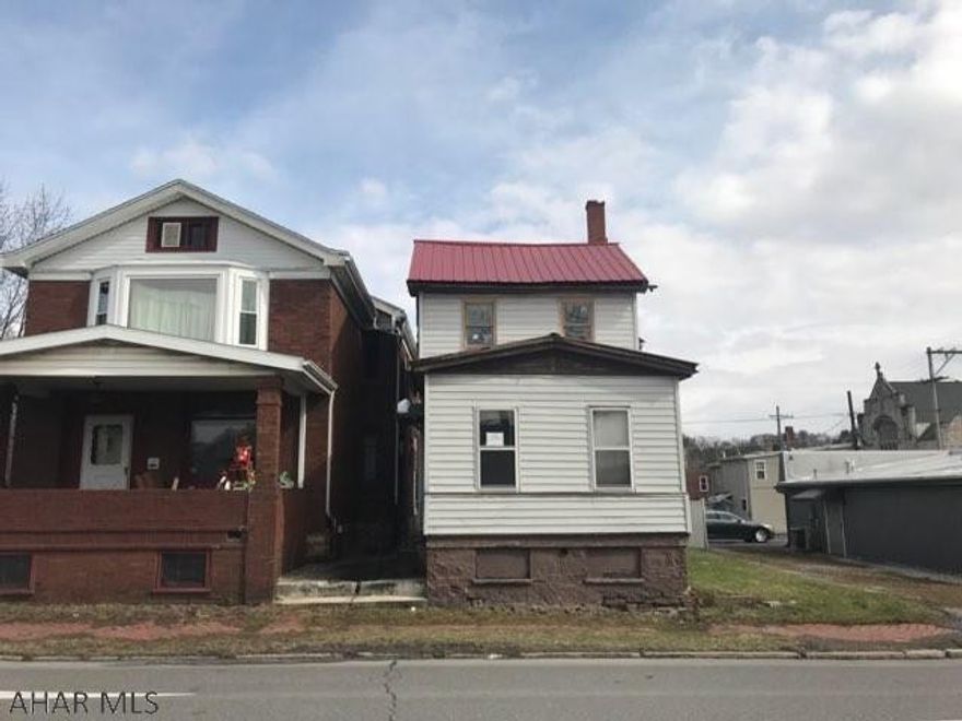Great opportunity to own this single family home that was built in 1880 and located in Blair. Home features living, dining, and kitchen and comes with 2 bedrooms and 1 bath. This property is also is convenient to restaurants and shopping area.