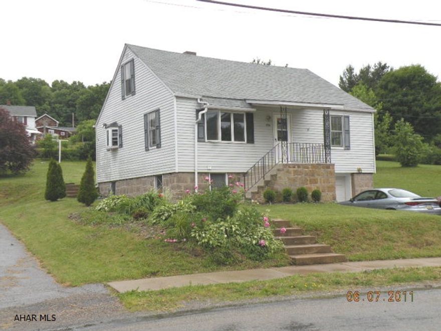 Great starter home, beautiful large Oak kitchen, appliances included, laminate floor, garden window box