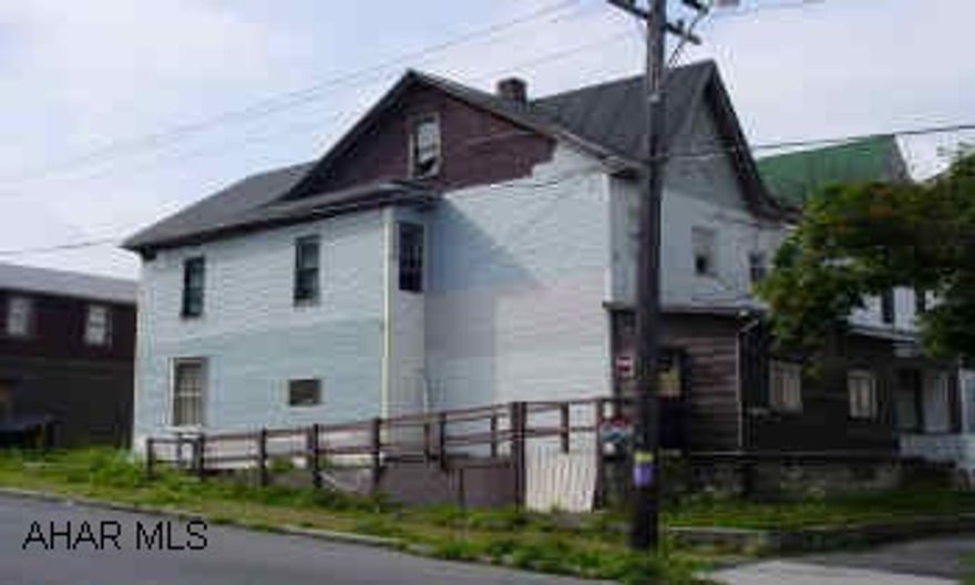 3 BR Home with detached 2 car garage and efficiency apartment  Corner Lot home with 2 car detached garage with efficiency apartment. Separate Utilities