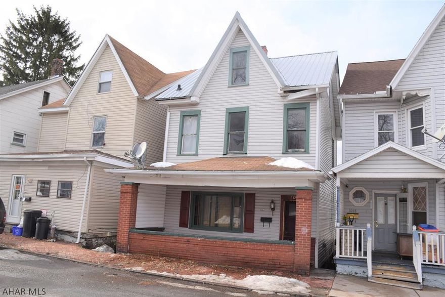 Perfect starter for the new investor.  All of the expensive items have been done.  With some touch ups here and there, this is a great rental.