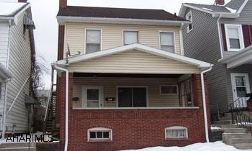 EAST END! Duplex money maker with all seperate utilities. Priced to sell at only $32,000. EAST END! Duplex money maker with all seperate utilities. Priced to sell at only $32,000.