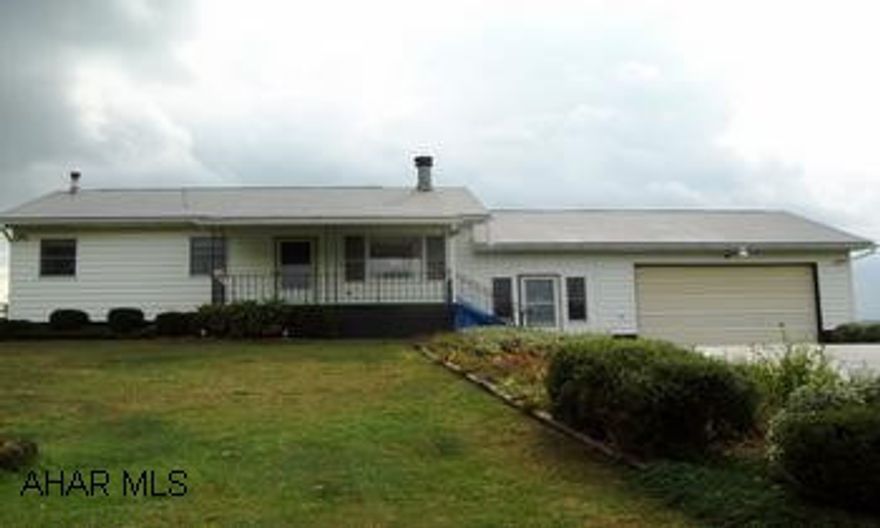 1STORY W/ ATTACHED TWO CAR GARAGE W/ FINISHED BASEMENT. SCENIC .9 ACRE LOT IN RIGGLES GAP. TWO LEVEL RANCH. 1ST  LEVEL HAS LR, KIT W/ EAT-IN AREA, 2 BED & BATH. LOWER LEVEL HAS LR, KITCHEN, BEDROOM WITH FIREPLACE AND 3/4 BATH. LARGE BREEZEWAY & SUNROOM. 1STORY W/ ATTACHED TWO CAR GARAGE W/ FINISHED BASEMENT. SCENIC .9 ACRE LOT IN RIGGLES GAP. TWO LEVEL RANCH. 1ST  LEVEL HAS LR, KIT W/ EAT-IN AREA, 2 BED & BATH. LOWER LEVEL HAS LR, KITCHEN, BEDROOM WITH FIREPLACE AND 3/4 BATH. LARGE BREEZEWAY & SUNROOM.