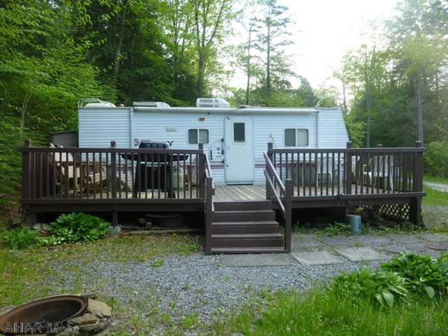Cozy but roomy well maintained camper with nice deck and fenced in yard.  Relax while sitting on your deck listening to the creek across the road. Enjoy the amenities of Glendale Yearound and Glendale Lake.