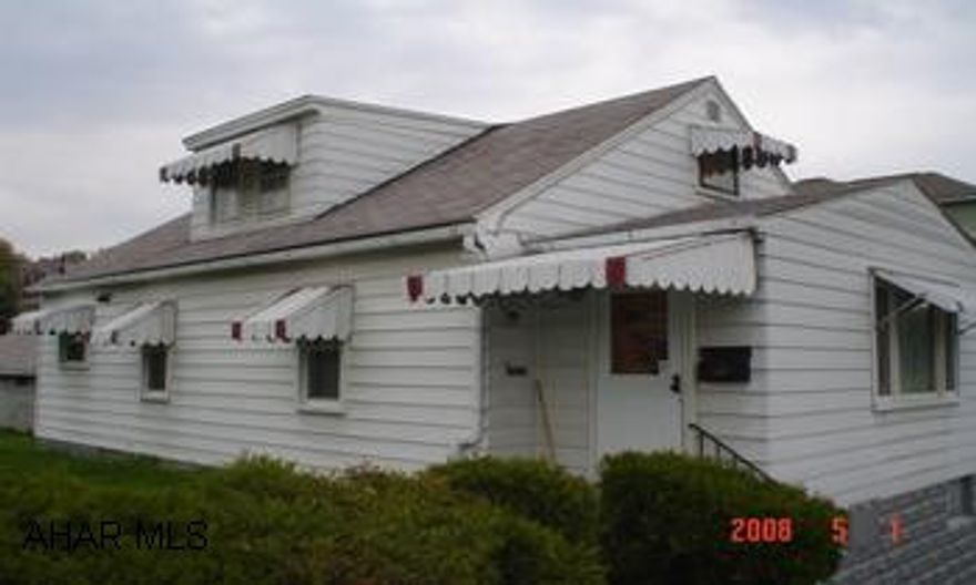 1.5 story, 3BR (1 captive), 1BA, 50x120, 1car garage, 1 car carport Very nice bungalow in the city double lot, huge basement could be finished.