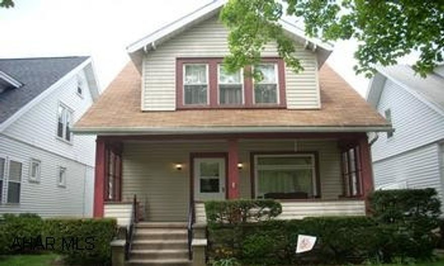 Charming home on a pretty street in the campus area features 3 bedroom, 1 bath, fenced yard, front and back porch. Charming home on a pretty street in the campus area features 3 bedrooms, 1 bath, fenced yard, front and back porch.