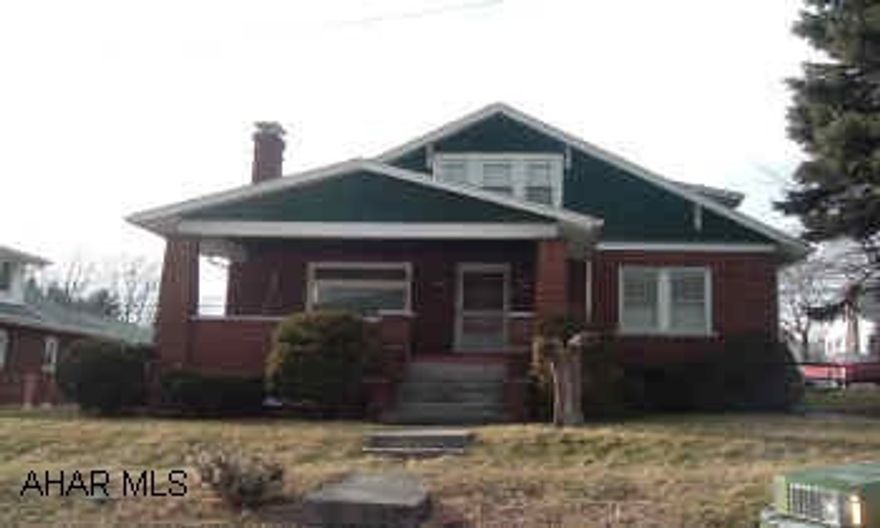 Must see! 1 1/2 Story bk- excellent condition-nice eat in kitchen, 1st floor laundry-Must See! No app. till March 1, 2005-Won't last-well built East End bk!