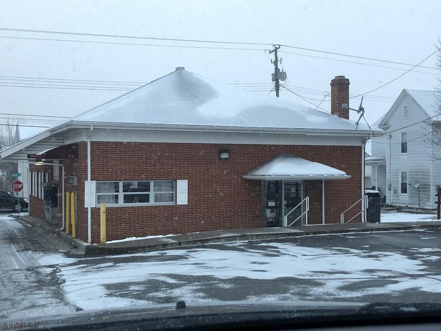 Well maintained commercial office space that could be used for a variety of Businesses. Plenty of off Street Parking for your clients and/or employees.