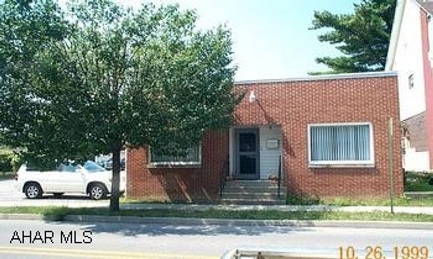 2200 sq ft masonry bldg on 100 x 123' lot currently used for Rehab Center w/large open space & 2 locker/shower rooms.  Excellent condition.