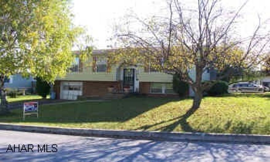 Lovely 3 bedroom bi-level, new carpet, nice finished family room, large lot Lovely 3 bedroom bi-level, new carpet, nice finished family room, large lot