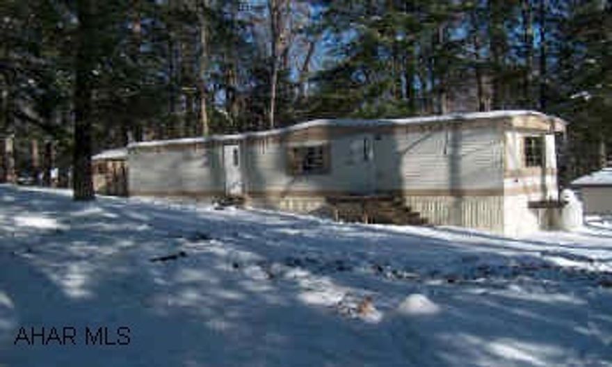 Really nice single wide mobile home on large corner lot. Really nice single wide mobile home on large corner lot.