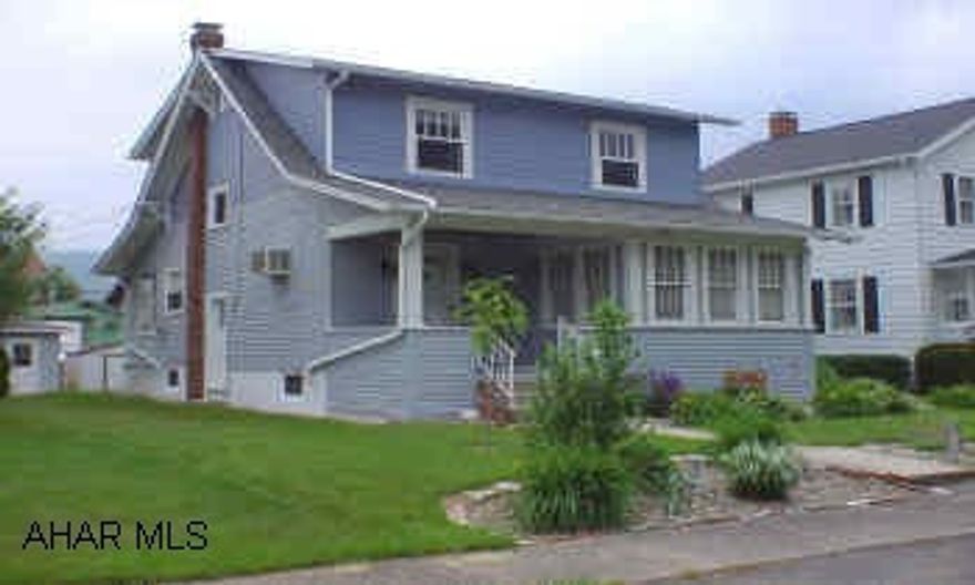 Beautiful home with nice sized rooms. Move-in condition.