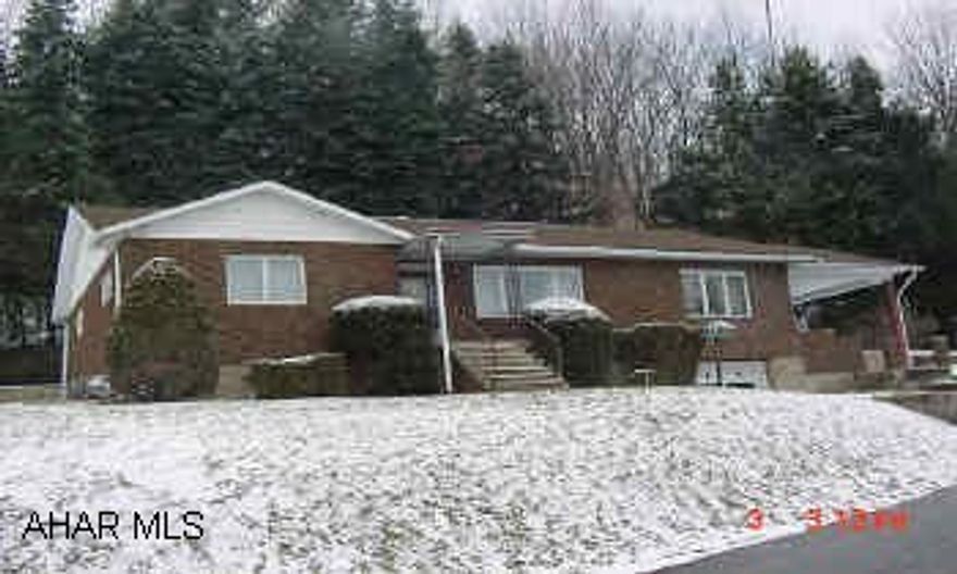 Brick Ranch, 3 Bedroom, 1 1/2 Ba,. eat in kitchen, Living room, TV room, Family room, 1 car garage, beautiful covered patio. Brick Ranch, 3 Bedroom, 1 1/2 Baths, eat in kitchen, Living room, TV room, Family room, 1 car garage, beautiful covered patio