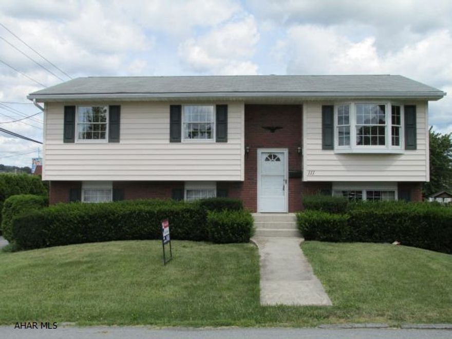 Immaculate Split Entry in move in condition, quiet, Garden Heights neighborhood. 1 car integral garage and detached garage on large double lot. This one won't last!Motivated Seller - Part of an Estate - Bring offers Super convenient location!!