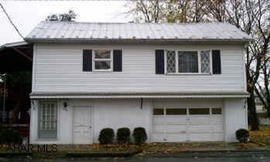 NICE 2 BEDROOM,2 BATH,LIVINGROOM, GREAT STARTER HOME WITH LOTS OF GARAGE  SPACE