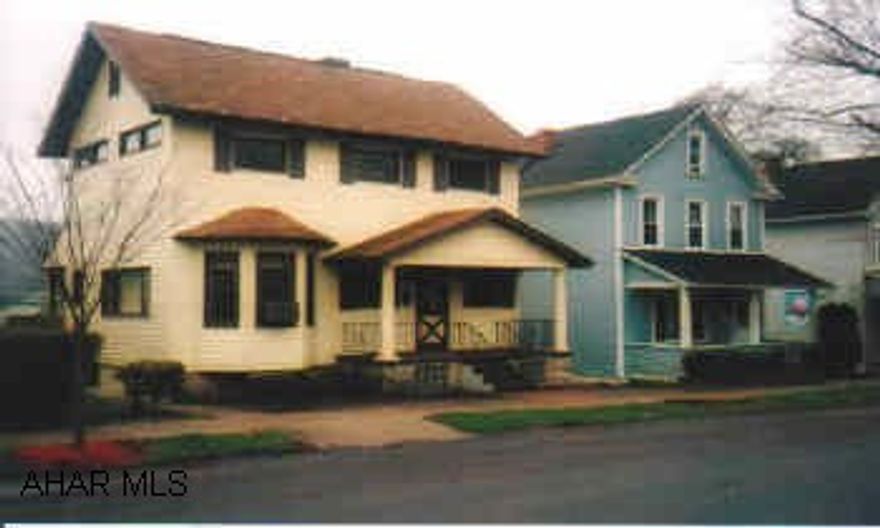 Neat cozy 3 bedroom 2 story.  LOTS of closets, deck off of kitchen, 4 car garage.  Immaculate!  3 bedrooms, 1 captive.