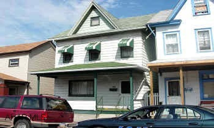 VERY NICE, SPACIOUS INTERIOR.  NEWER ROOF, KITCHEN AND BATH.  3 BEDROOMS, FORMAL DINING ROOM, FINISHABLE BASEMENT WITH WALKOUT.  TAKE FLASHLIGHT.