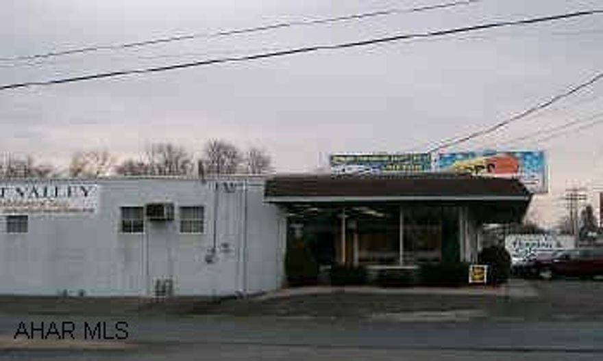 3000 SQ. FT. RETAIL SHOWRROM SPACE. 1200 SQ. FT. STORAGE. 3000 SQ. FT. RETAIL SHOWROOM SPACE. 1200 SQ. FT. STORAGE.  *** SEE LISTING AGENT FOR CONTRACT EXCLUSIONS! COMMERCIAL BUILDING WITH GREAT TRAFFIC FLOW. 4200 SQ. FT.