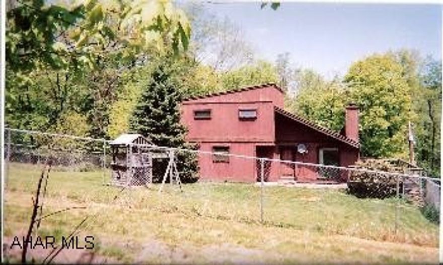 Very Private with fantastic view!  2 Bedrooms in Loft, 2 Bedrooms in Basement.  Very rustic & cozy!  Vaulted ceilings - Pavia Twp. Very Private with fantastic view!  2 Bedrooms in Loft, 2 Bedrooms in Basement.  Very rustic & cozy!  Vaulted ceilings - Pavia Twp.