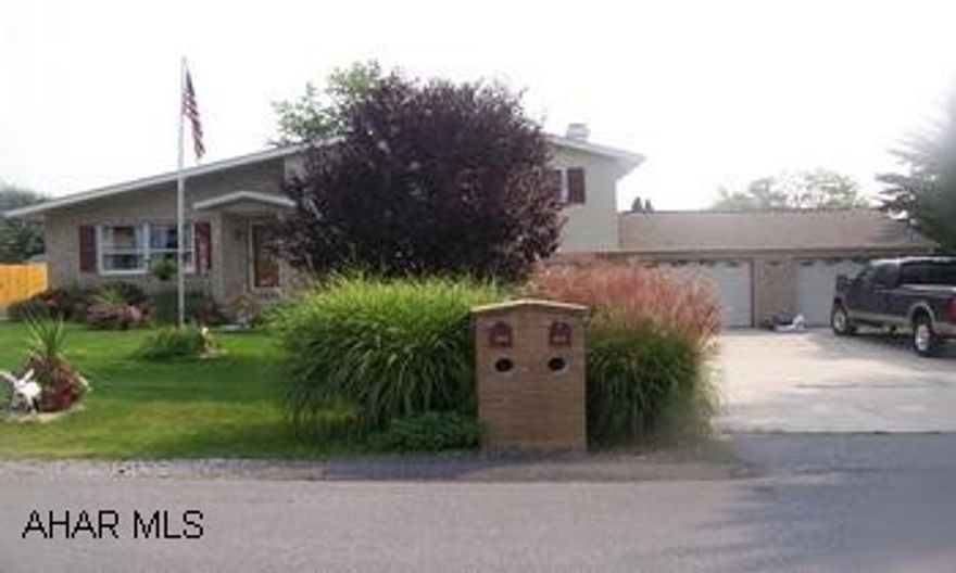 Absolutely lovely - A must see home!  Beautiful landscaping, totally remodeled inside and out. Inground pool with 2 patio's, 2 decks and built in brick bar. Absolutely lovely - A must see home!  Beautiful landscaping, totally remodeled inside and out.  Inground pool with 2 patio's, 2 decks and built in brick bar.