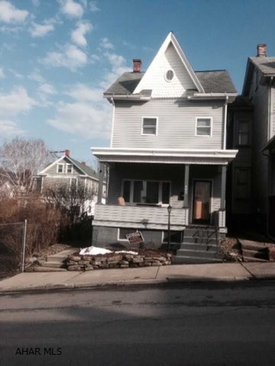 This home is perfect for the large or growing family. All rooms are oversized and very spacious. Cherry kitchen, replacement windows with large pantry. Fantastic rear patio leads to fenced yard and 2 car garage, 1 year home warrenty included for 1st time buyer peace of mind!