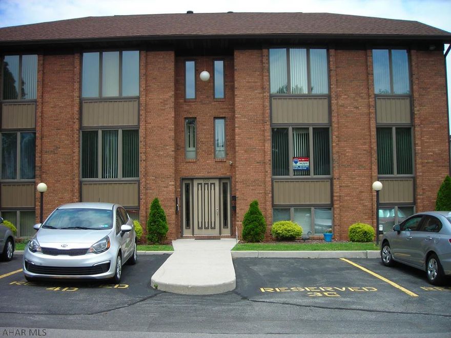 Motivated seller!!  Great Condo, well kept, 2nd level.  HOA fee $100/month includes maintenance & insurance on common areas, grass cutting, snow removal, trash.  Unit 3C  Priced to sell - make your move quickly.