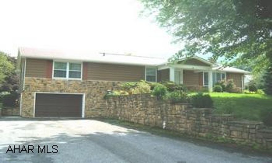 3 bedroom 1 3/4 bath ranch home in Meadowbrook Terrace, one car integral garage This nicely landscaped home is located in one of Bedfords most desirable neighborhoods. Meadowbrook Terrace.  This home is close to schools and shopping, it features  large rooms, eat in kitchen and formal dining room. open floor plan with vaulted ceilings, all kitchen appliances, central air, paved driveway, rear patio, one car integral garage, large master suite and large basement.