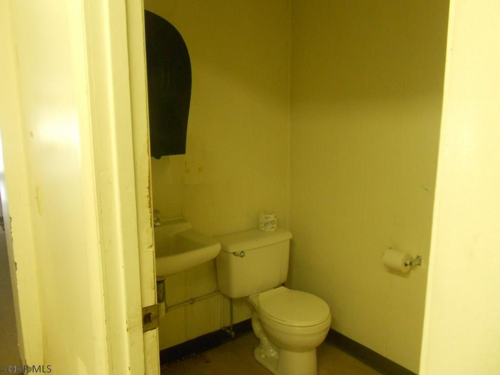 Unknown - Commercial Lease