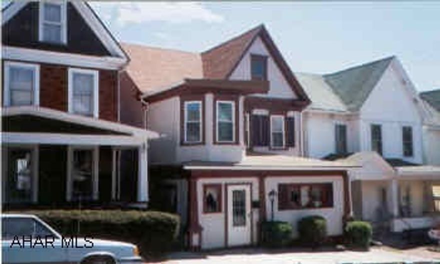 Country charm - inside - ready to move in.  All updates - spacious rooms. 2+ car garage - 2 deep will fit 4 cars. Country charm - inside - ready to move in.  All updates - spacious rooms. 2+ car garage - 2 deep will fit 4 cars.