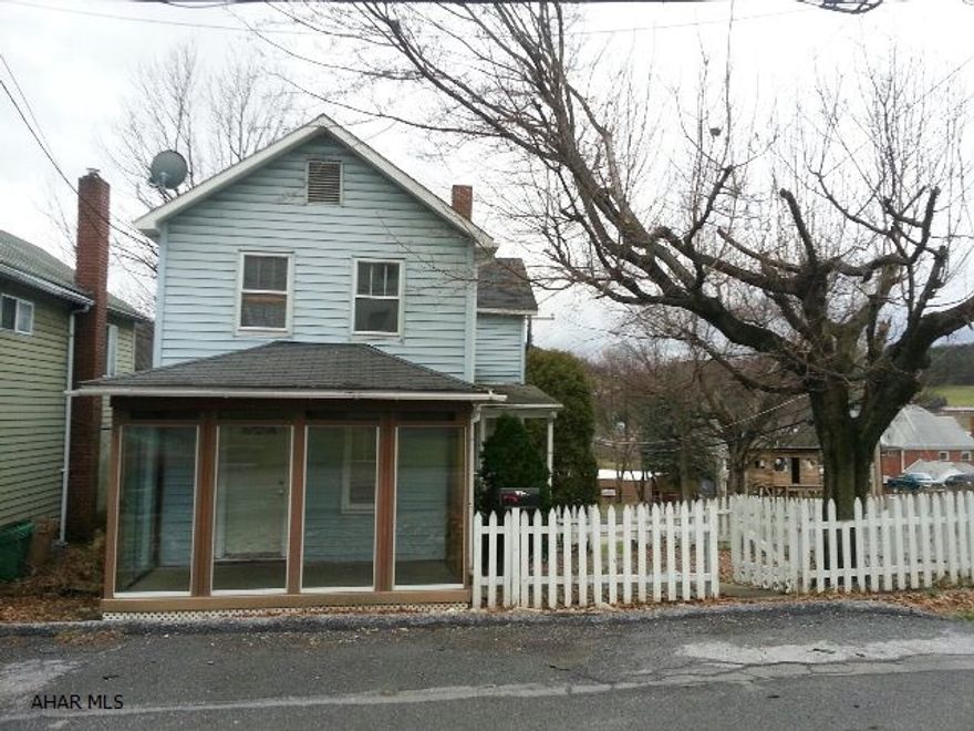 Nice corner lot, off street parking close to town. A little TLC will make this home sparkle. Buyers may purchase outright , or if you're starting over, rent to own the cozy little property. Call today for details.