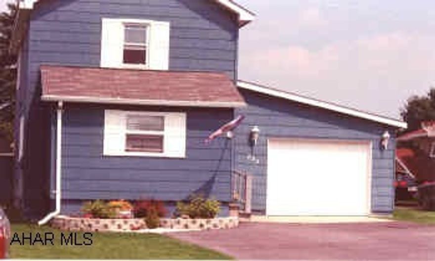 lovely 3 bedroom , garage, fenced lot! Immaculate 24 hours notice to show pleasecall Irene to set up showings