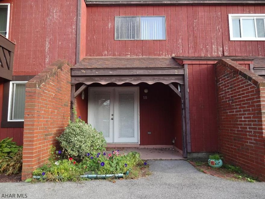 2 bedroom townhouse great rental possibility or starter home. Eat in kitchen with laundry area, Home owners association takes care of most of your outdoor maintenance.