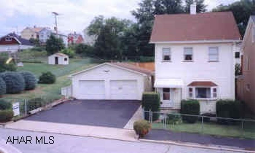 2  BEDROOM, 1 BATH 1 1/2 IN BASEMENT, MOVE IN CONDITION, ABOVE GROUND POOL WITH BEAUTIFUL DECK, MAINTENANCE FREE EXTERIOR, HEATED GARAGE. COULD BE ONE STORY LIVING.