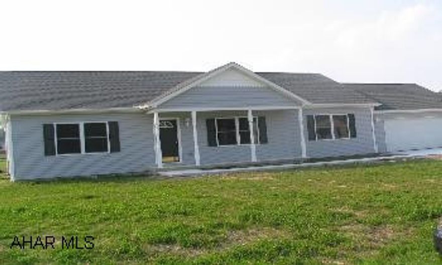 NEW RANCH HOME. NEW BUT NO SQUEAKS. CORNER LOT THAT IS LEVEL. OPEN FLOOR PLAN. LARGE GARAGE BUILT ON SLAB WITH LOTS OF STORAGE. ATTIC. FACTORY BUILT. SELLER AGREES TO PAY A $1000 BONUS TO SELLING AGENT. THIS AGREEMENT SHALL EXPIRE 9-30-2007. NEW RANCH HOME. NEW BUT NO SQUEAKS. CORNER LOT THAT IS LEVEL. OPEN FLOOR PLAN. LARGE GARAGE BUILT ON SLAB WITH LOTS OF STORAGE. ATTIC. FACTORY BUILT. SELLER AGREES TO PAY A $1000 BONUS TO SELLING AGENT. THIS AGREEMENT SHALL EXPIRE 9-30-2007.