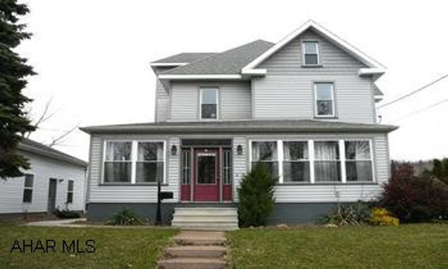 LARGE MAINTENANCE FREE FAMILY HOME ON SUPER SIZED LOT. NEWER KITCHEN WITH GRANITE AND CERAMIC TILE. SUN PORCH WITH RADIANT CERAMIC TILE FLOOR. NEWER LARGE GARAGE WITH BONUS ROOM. LARGE MAINTENANCE FREE FAMILY HOME ON SUPER SIZED LOT. NEWER KITCHEN WITH GRANITE AND CERAMIC TILE. SUN PORCH WITH RADIANT CERAMIC TILE FLOOR. NEWER LARGE GARAGE WITH BONUS ROOM.