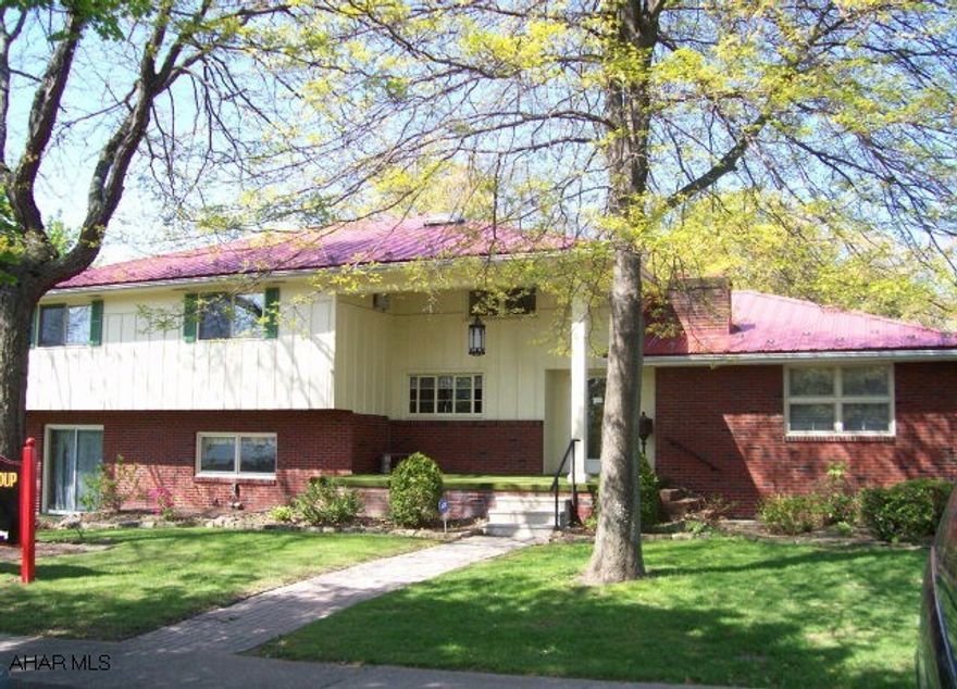 Would make a great family home with 2 bedroom rental to offset mortgage or live in the rental & use 1 large house for business.