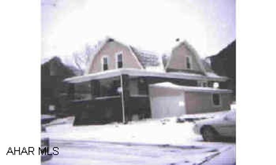 Like a new house. Aboslutely everything has been replaced. Furnace - 3 years, roof, siding, softi & FACIA - 2 years. Beautiful oak kitchen. Like a new house. Aboslutely everything has been replaced. Furnace - 3 years, roof, siding, softi & FACIA - 2 years. Beautiful oak kitchen.