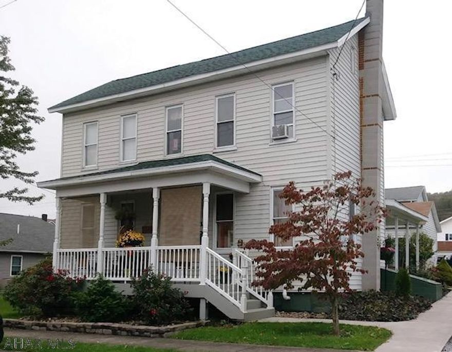 Beautiful and great location this 4 bedroom 1 1/2 bath offers an eat in kitchen a great living room for entertaining and a nice bonus room with a bathroom and laundry located on the main floor.