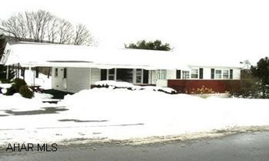 ALTOONA/EAST END. WELL BUILT ONE STORY ON LARGE FLAT LOT. SALE INCLUDES ALL APPLIANCES. ALTOONA/EAST END. WELL BUILT ONE STORY ON LARGE FLAT LOT. SALE INCLUDES ALL APPLIANCES.