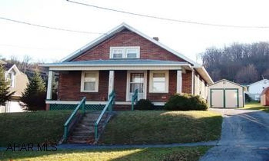 COZY 1 1/2 STORY W/ 2 BED ON 1ST FLOOR. LG LOT. ABOVE GROUND POOL. 1 CAR GARAGE. LARGE MASTER BEDROOM & WALK IN CLOSET ON 2ND FLOOR. CLOSET COULD BE 4TH BED OR NURSERY. COZY 1 1/2 STORY W/ 2 BED ON 1ST FLOOR. LG LOT. ABOVE GROUND POOL. 1 CAR GARAGE. LARGE MASTER BEDROOM & WALK IN CLOSET ON 2ND FLOOR. CLOSET COULD BE 4TH BED OR NURSERY.