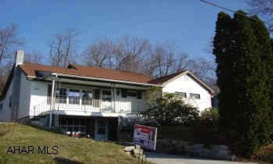 3 Bedroom, 1 Bath, 1.5 Story vinyl on corner lot 50x135 in the Lakemont area. 3 Bedroom, 1 Bath, 1.5 Story vinyl on corner lot 50x135 in the Lakemont area.