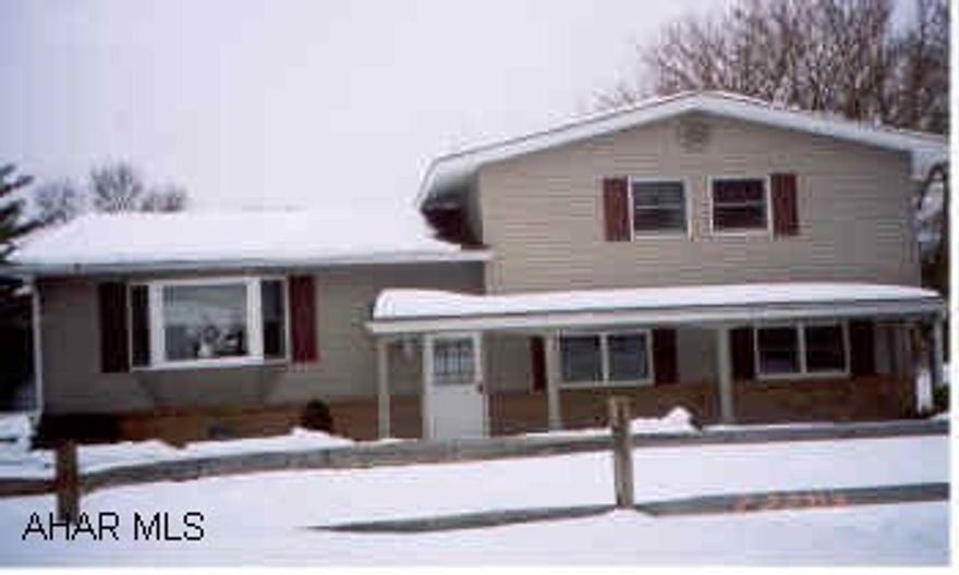 Tri-Level, 4 Bedroom, Kitchen, Formal Dining, Living Room, Ground Level Rec Room,1.5 Bath, and Office New Vinyl Siding, New Gas Fired Hot Water Heat, Updated Kitchen & Bath.$1900.00 Back to Buyer!!