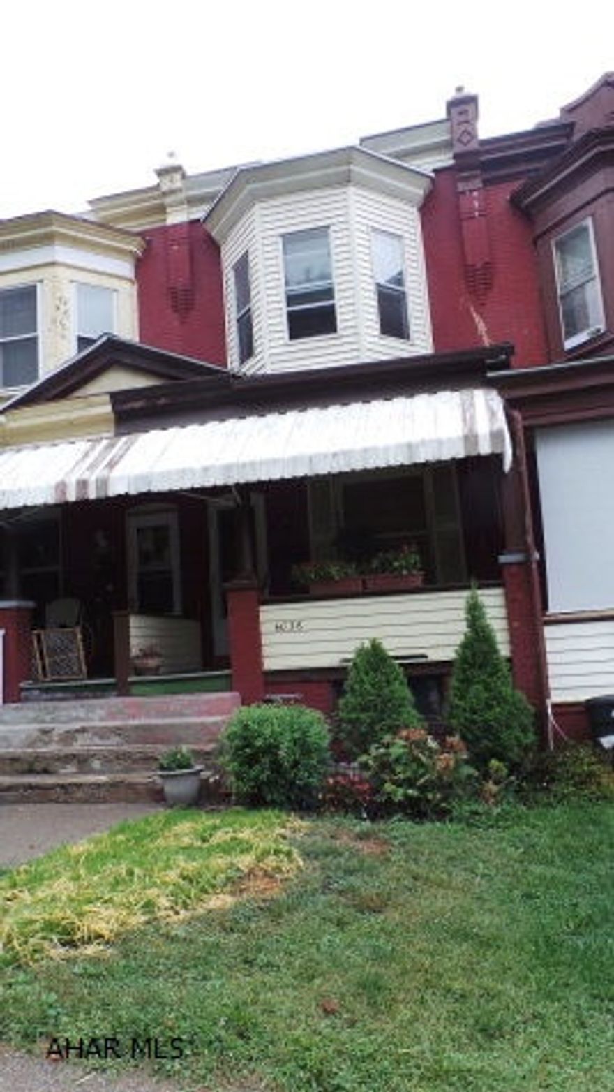 Low taxes in this 3Bdr Knickerbocker. Off street parking in rear, fenced yard. Low utilites. Covered patio.