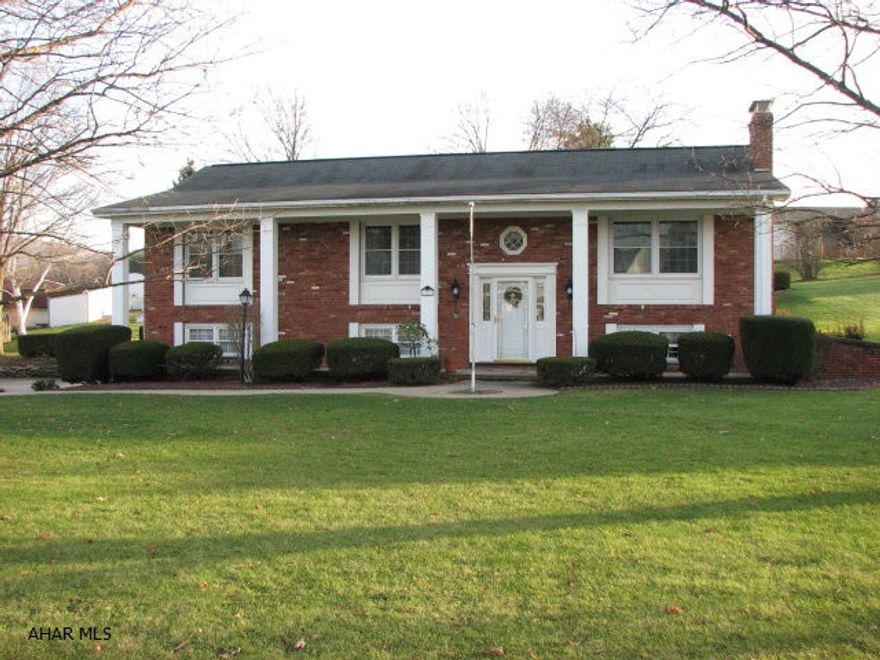 A Penn Farms home cared for with pride by original owner.  New kitchen, oak floors, 3-4 Bedrooms, 2.5 Baths,CA, FP and 2 car garage. Great lot! 225K.