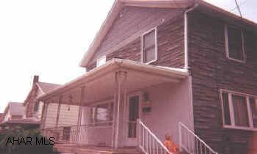 beautiful interior, Oak kitchen. Very spacious, all draperies & blinds included