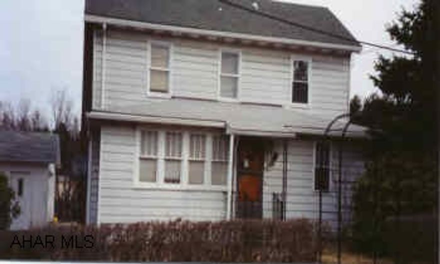 GREAT STARTER! HUGE CORNER LOT W/2-CAR DET GAR. GARDEN AREA!  2-3 BR. 2-STY. H/W FL. SUNROOM!  SOME NEW WINDOWS. NEW SEWER LINE. EAT-IN KIT. CONCRETE DRIVEWAY. CONVENIENT! PRICED-TO-SELL!