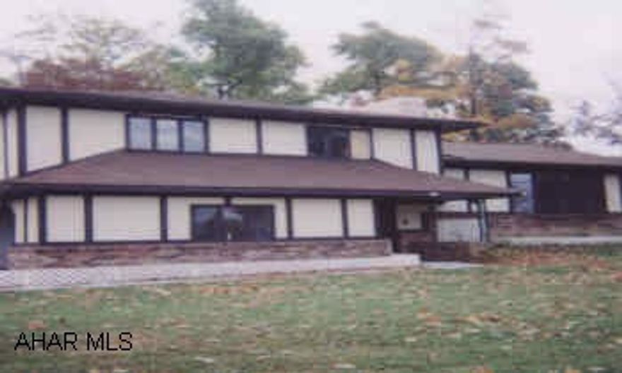 LOVELY MULTI-LEVEL, LARGE SPACIOUS ROOMS , FAMILY ROOM WITH WET BAR LARGE PICNIC PAVILION IN REAR, LARGE PATIO, ABSOLUTE MOVE IN CONDITION. CALL LOUANN HOFFMAN TO SET UP ALL SHOWINGS